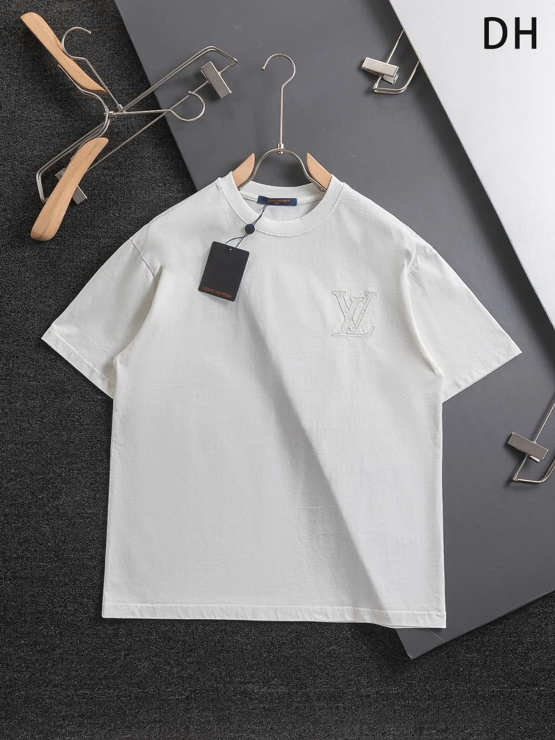 🅿️190 Louis Vuitton 1V LV slightly wide version S-XL 26SS LV new product counter catwalk style three-dimensional plain letter embroidery on the chest🪡logo large logo embroidery on the back🪡logo short-sleeved T-shirt, the same style for men and women! Short-sleeves are not the same as the general public, but must be unique and eye-catching. This LV short-sleeves is all about quality, comfort, consistent style, fashion, including fabrics and cutting techniques, all of which have been made with great effort! 320 grams of washed pure cotton fabric, pure cotton is breathable, very refreshing and comfortable for daily wear. The rib knitting on the neckline is smooth and tight, and the neckline will not be skewed if you toss it at will. The loose version, you will find that it looks really good on the upper body. The overall is minimalist and neat, super versatile for daily use! Pair it casually with a pair of pants for a youthful look. A T-shirt will make your outfit crazy. It is a fashionable item that can never go wrong! Color: Black White Rose Size: S-XL Size chart: S: Shoulder width 50-Bust 56-Length 70 M: Shoulder width 52-Bust 57-Length 72 L: Shoulder width 54-Bust 59-Length 74 XL: Shoulder width 56-Bust 62-Length 76